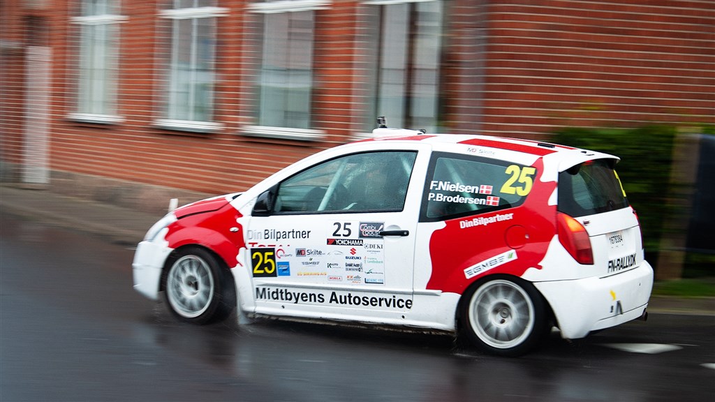 På en regnvåd eftermiddag blev de sidste prøver i Juelsminde by en udfordring på de glatte veje.
(Foto: rallypics.dk – Viggo Johansen)